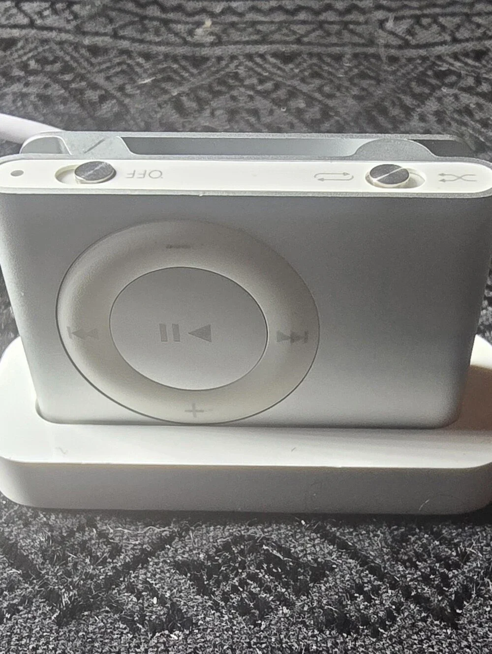 APPLE White Silver Portable I-POD SHUFFLE MP4 Player.